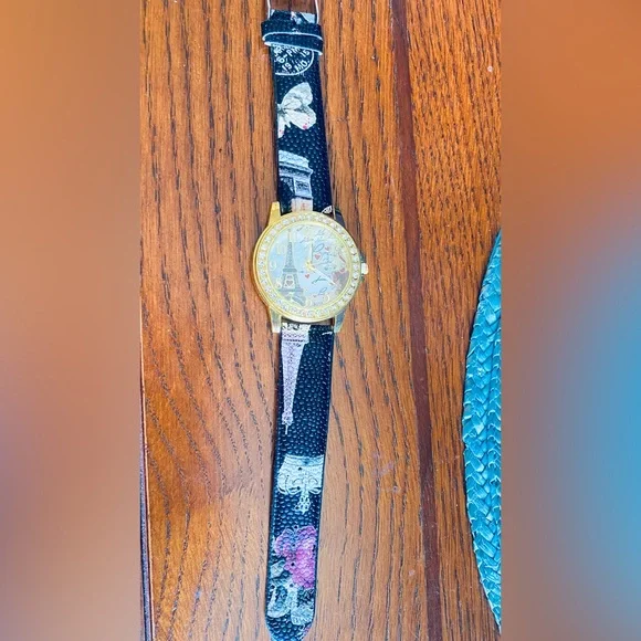 Watch with Paris the Eiffel Tower in the background very unique and pretty - Picture 3 of 4